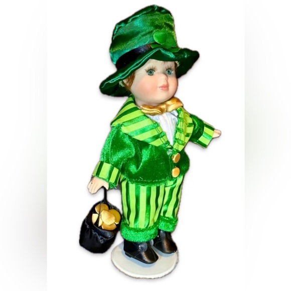 Cute Shamrock with his pot of gold - Picture 1 of 11